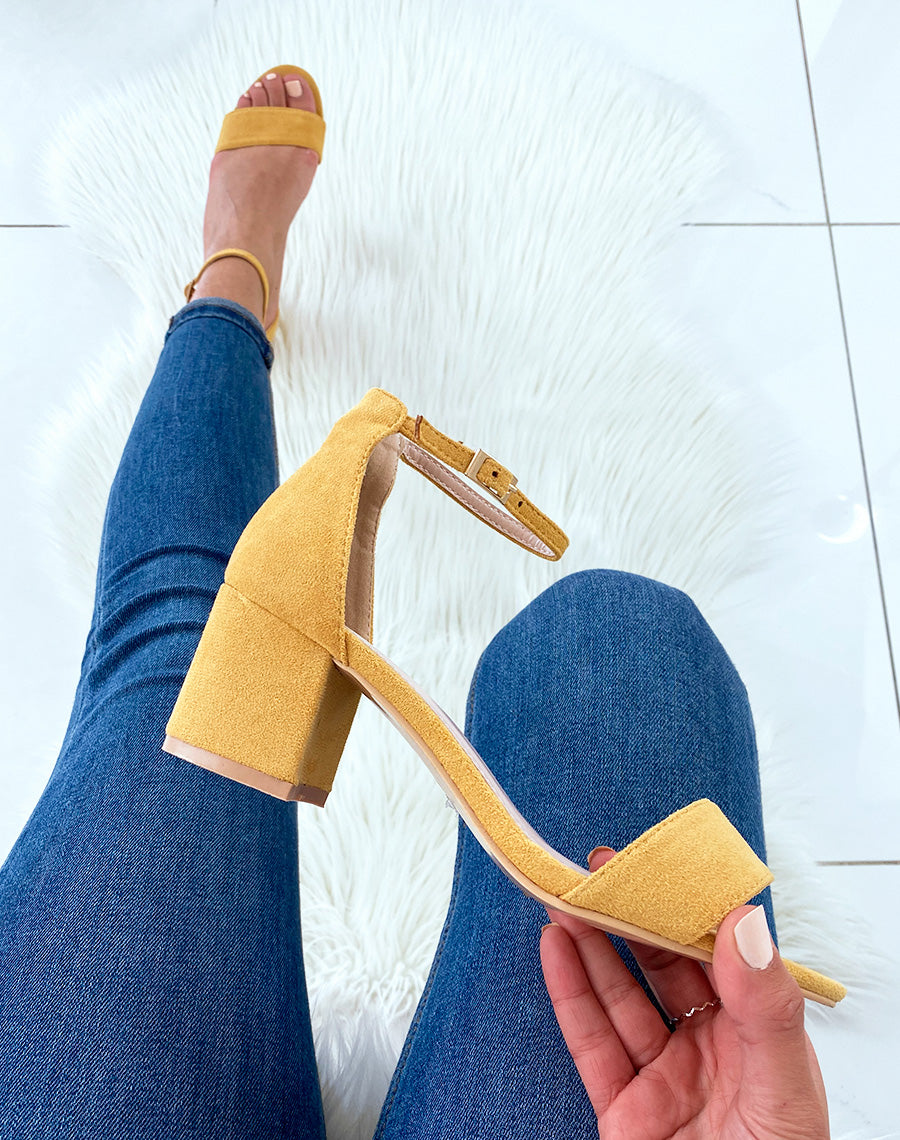 Sandales jaunes en suédine à talon carré