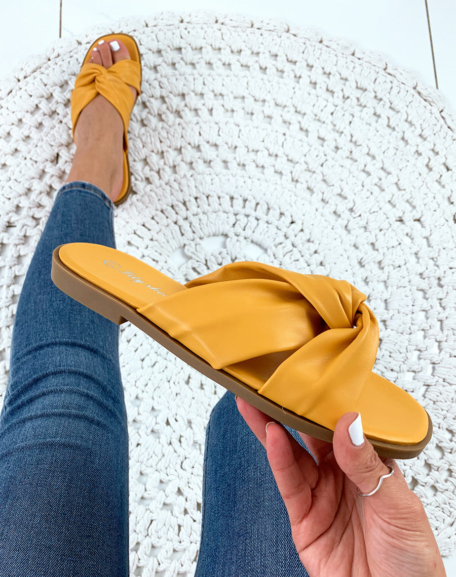 Sandales jaunes plates à brides entortillés