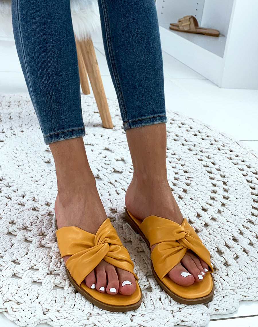 Sandales jaunes plates à brides entortillés
