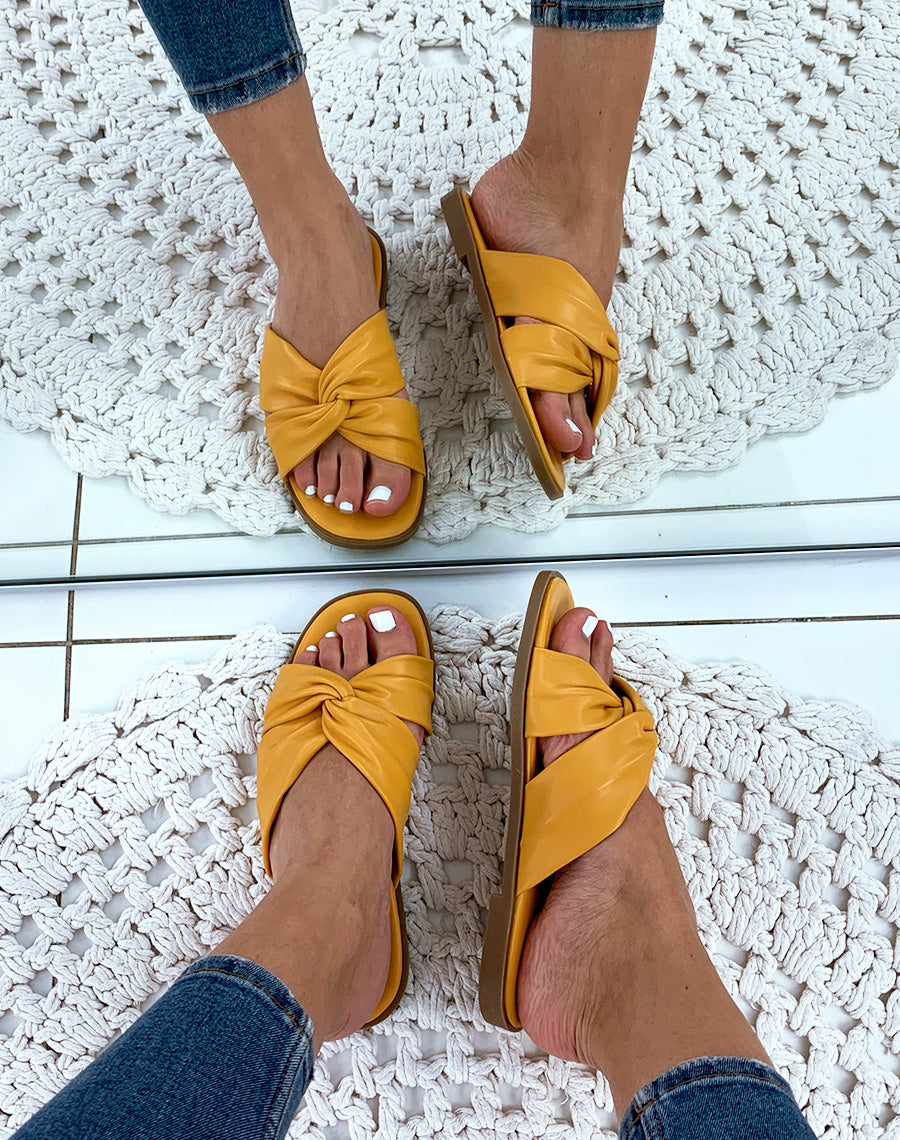 Sandales jaunes plates à brides entortillés