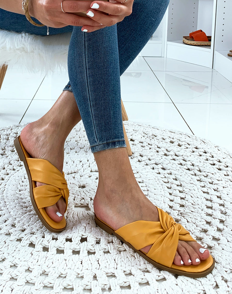 Sandales jaunes plates à brides entortillés