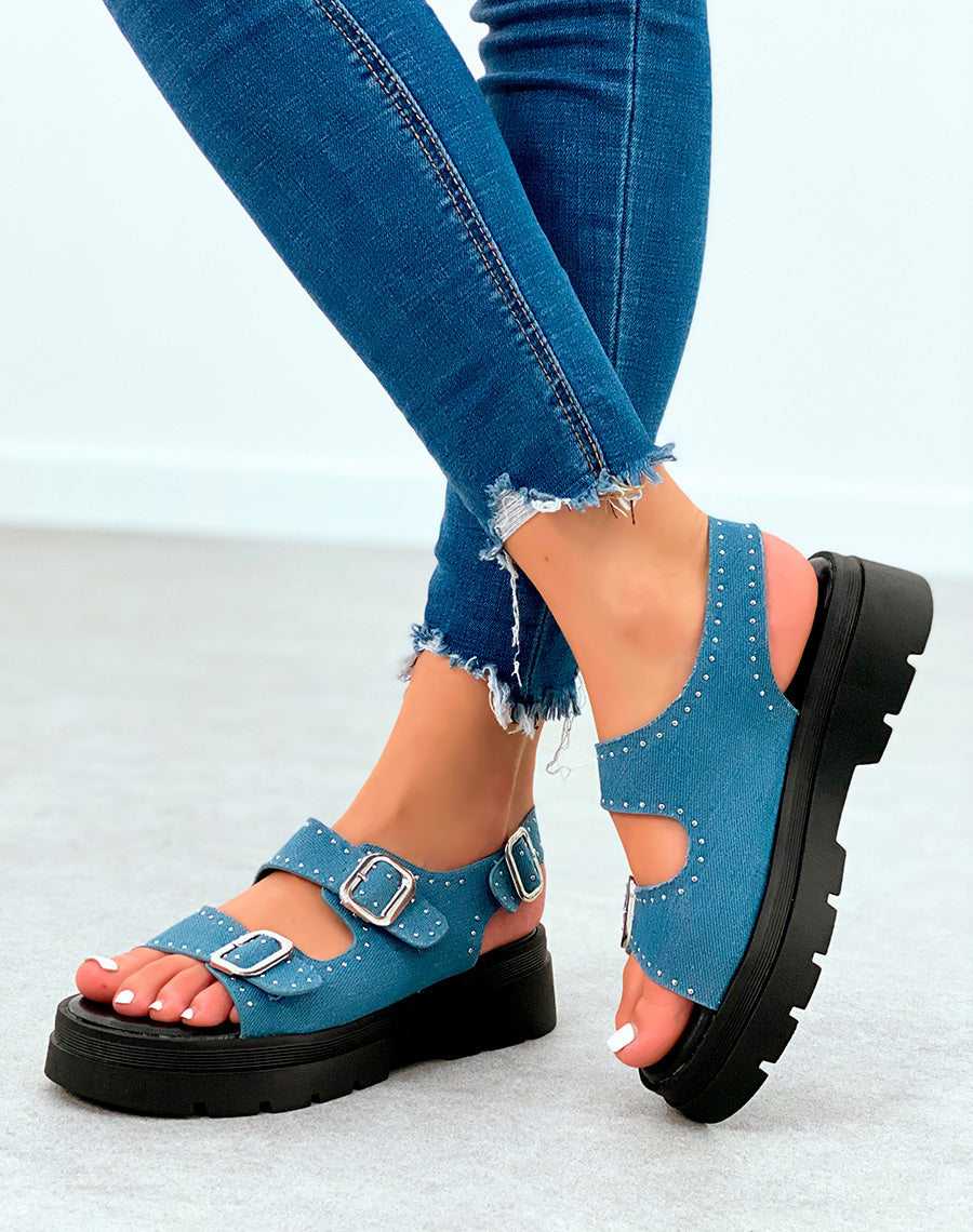 Sandales jeans cloutés à multiples lanières et à la boucle réglable