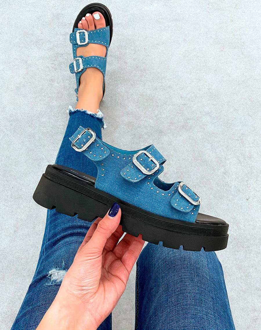 Sandales jeans cloutés à multiples lanières et à la boucle réglable