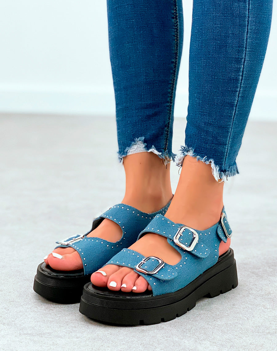 Sandales jeans cloutés à multiples lanières et à la boucle réglable