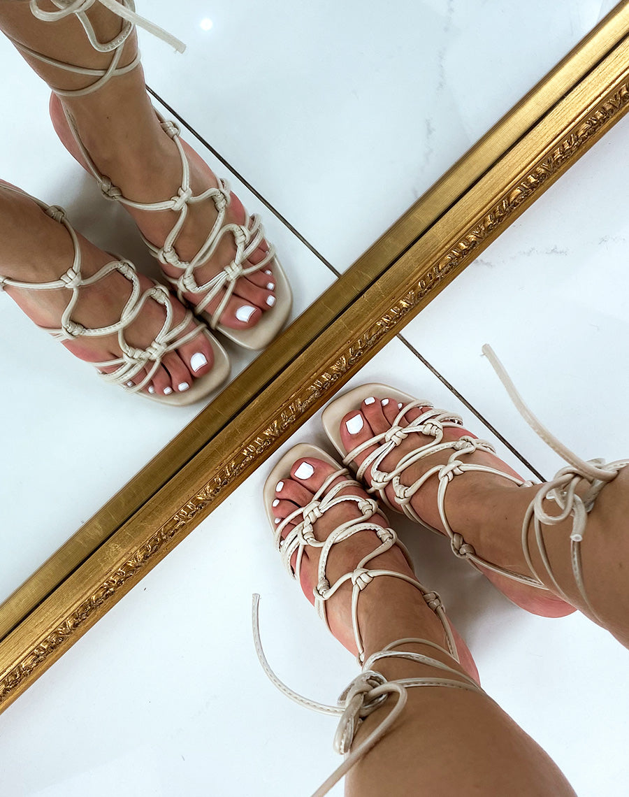 Sandales lacées beige à talon argenté