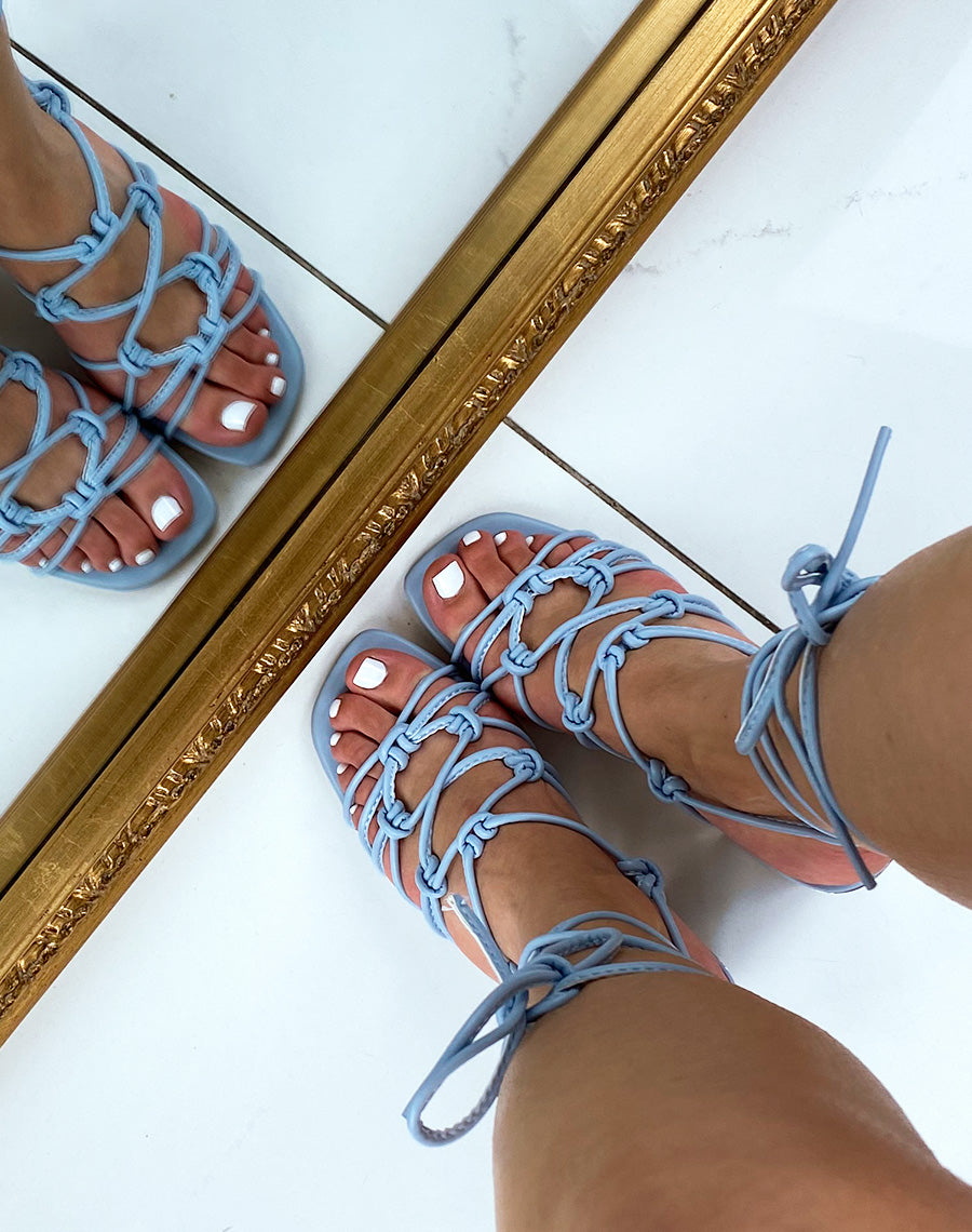 Sandales lacées bleu pastel à talon argenté