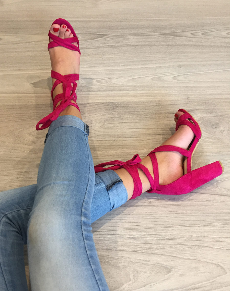 Sandales lacées fuchsia à talons en suédine