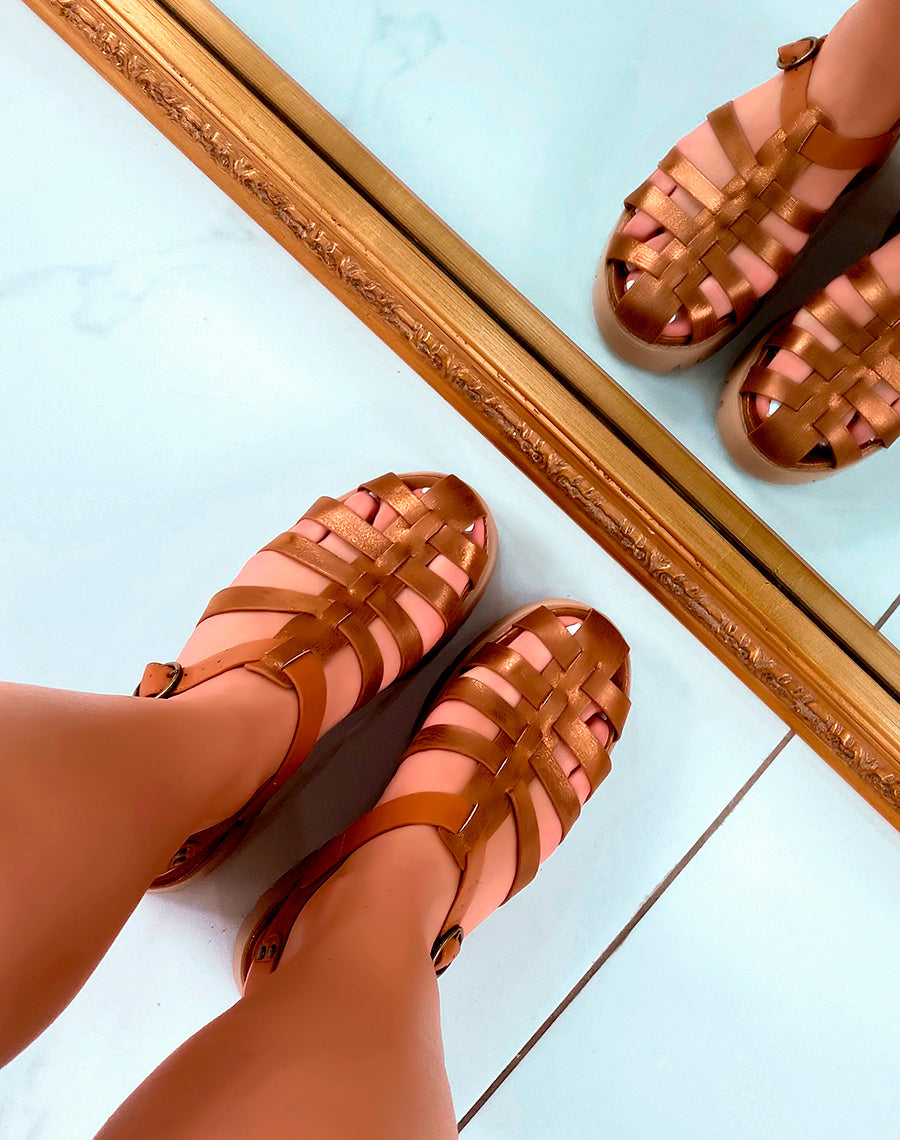 Sandales marrons à bride marron foncé et multiples brides brillantes