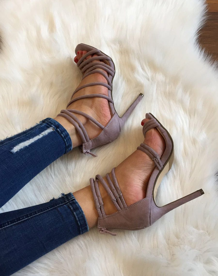 Sandales mauves multiples lanières en suédine à talons aiguilles