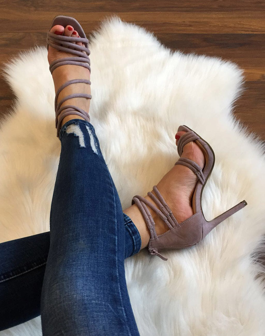 Sandales mauves multiples lanières en suédine à talons aiguilles