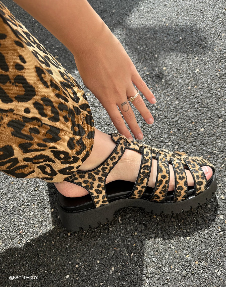 Sandales Motif Léopard à Multiples Lanières et Semelle Épaisse - Audace et Confort