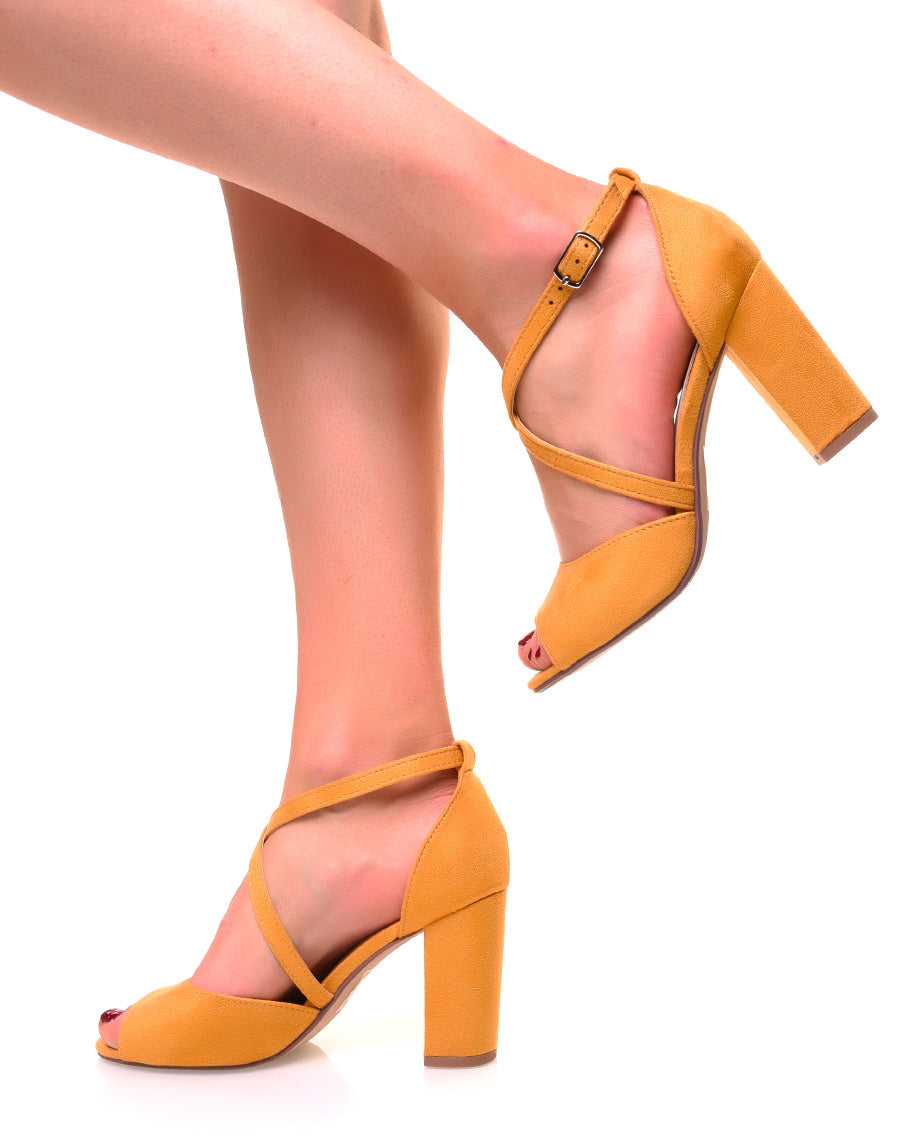 Sandales moutarde en suédine à talons carrés et lanières croisées