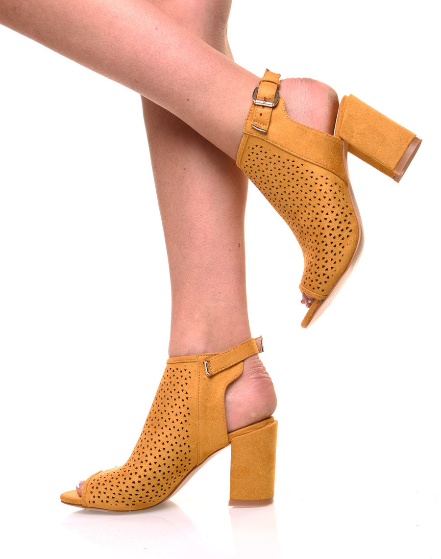 Sandales moutardes perforées à talons mi hauts