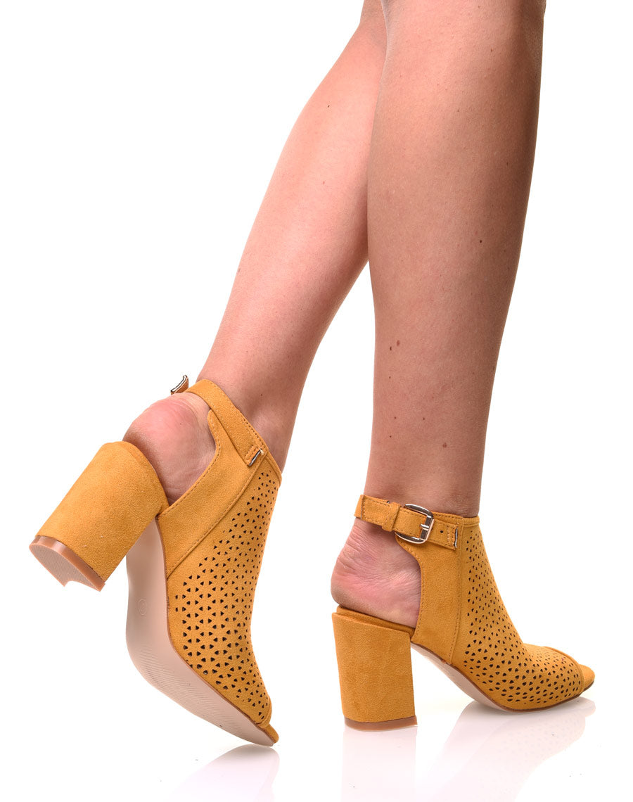 Sandales moutardes perforées à talons mi hauts
