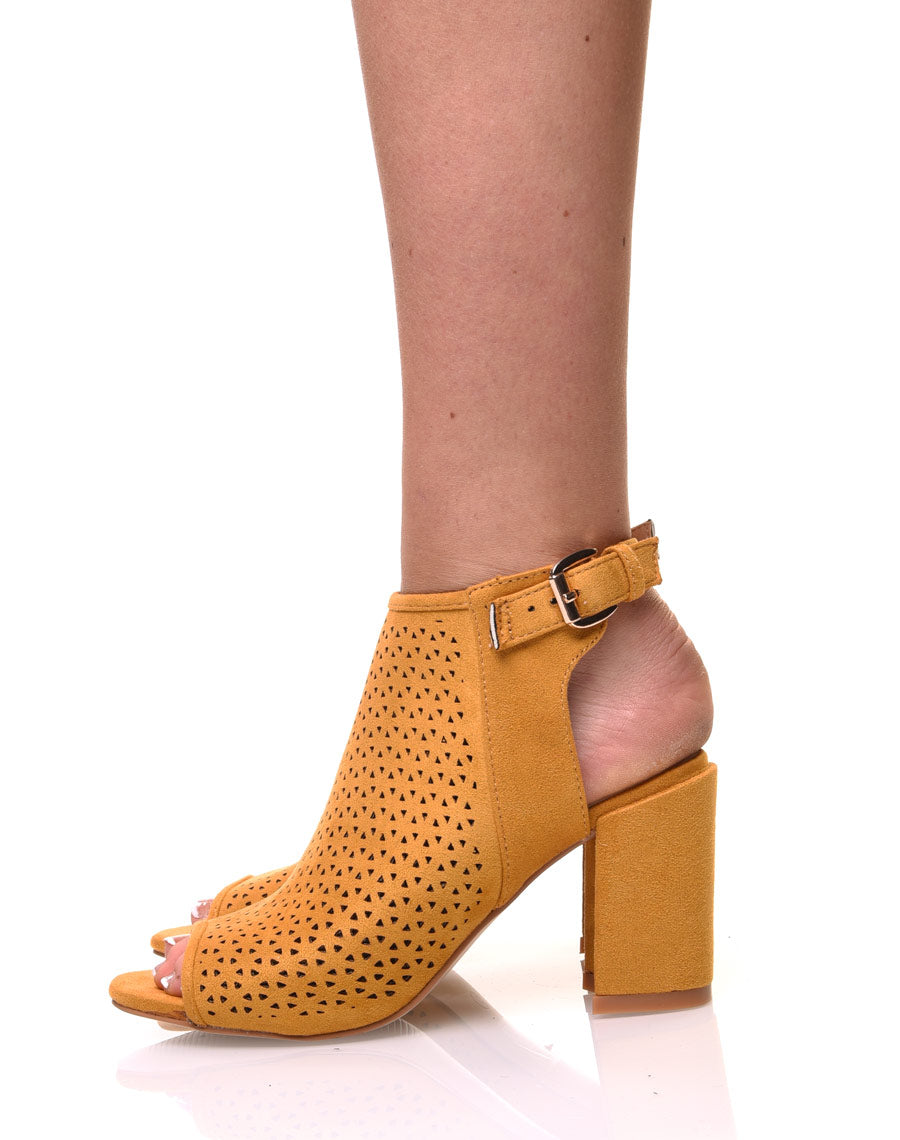 Sandales moutardes perforées à talons mi hauts