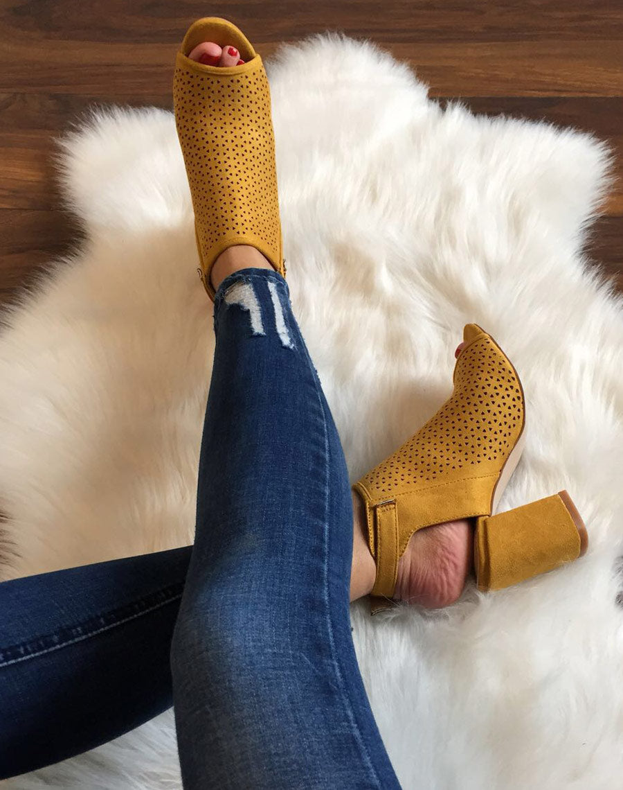 Sandales moutardes perforées à talons mi hauts