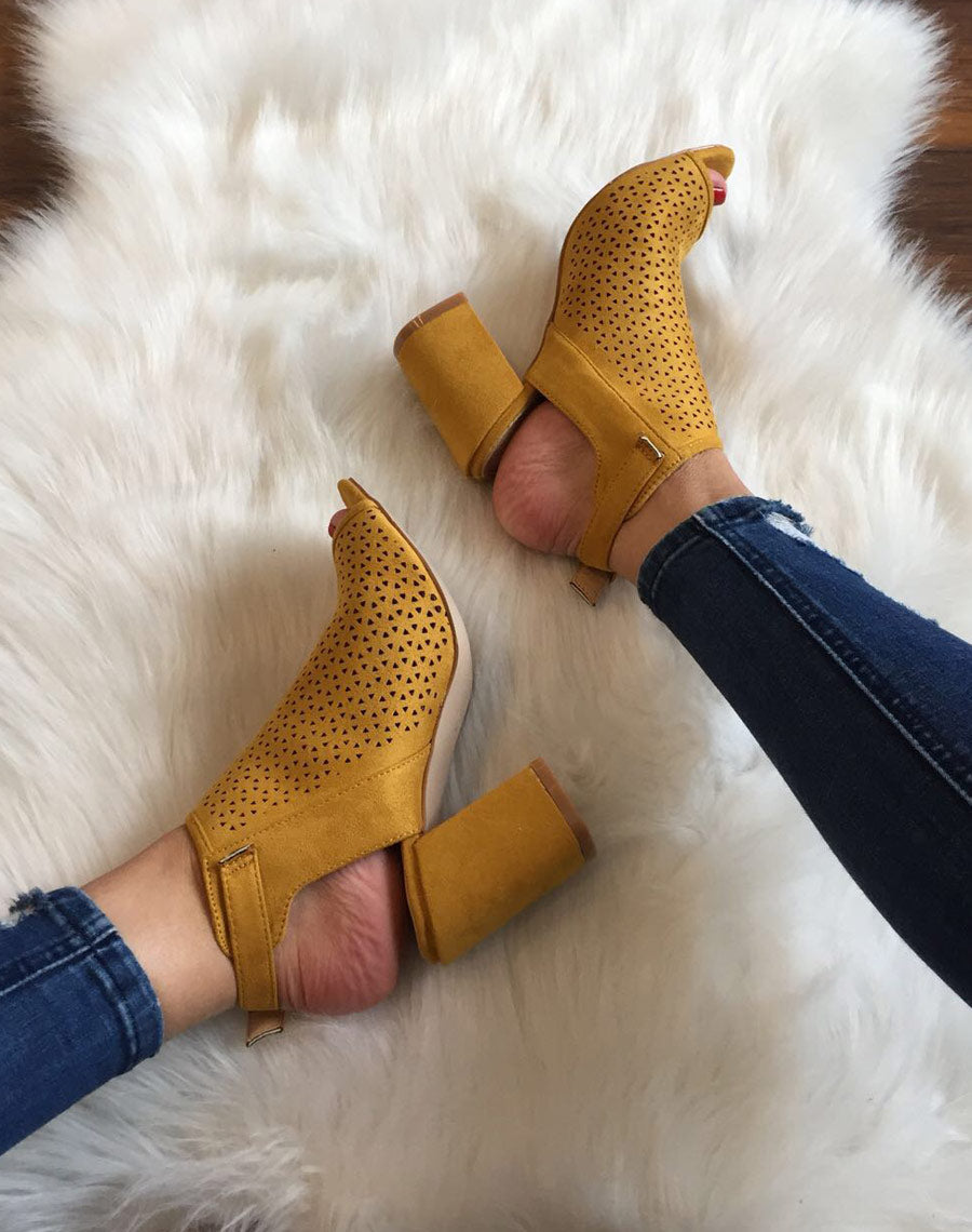 Sandales moutardes perforées à talons mi hauts