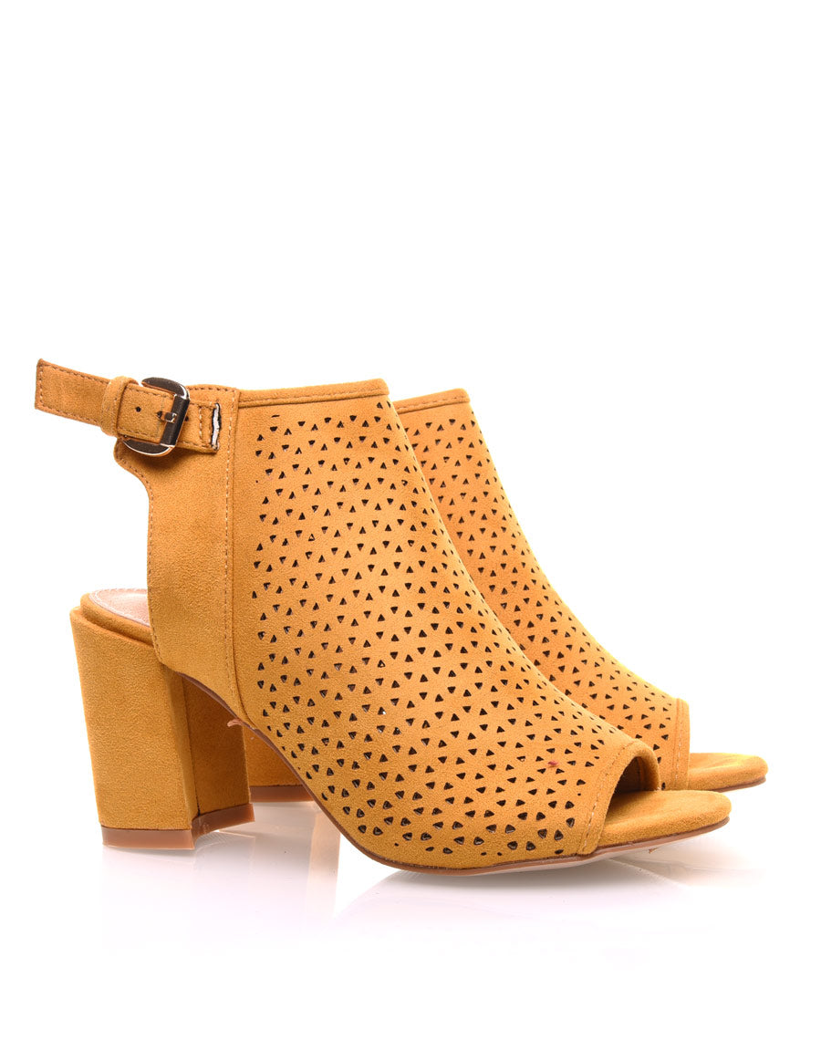 Sandales moutardes perforées à talons mi hauts
