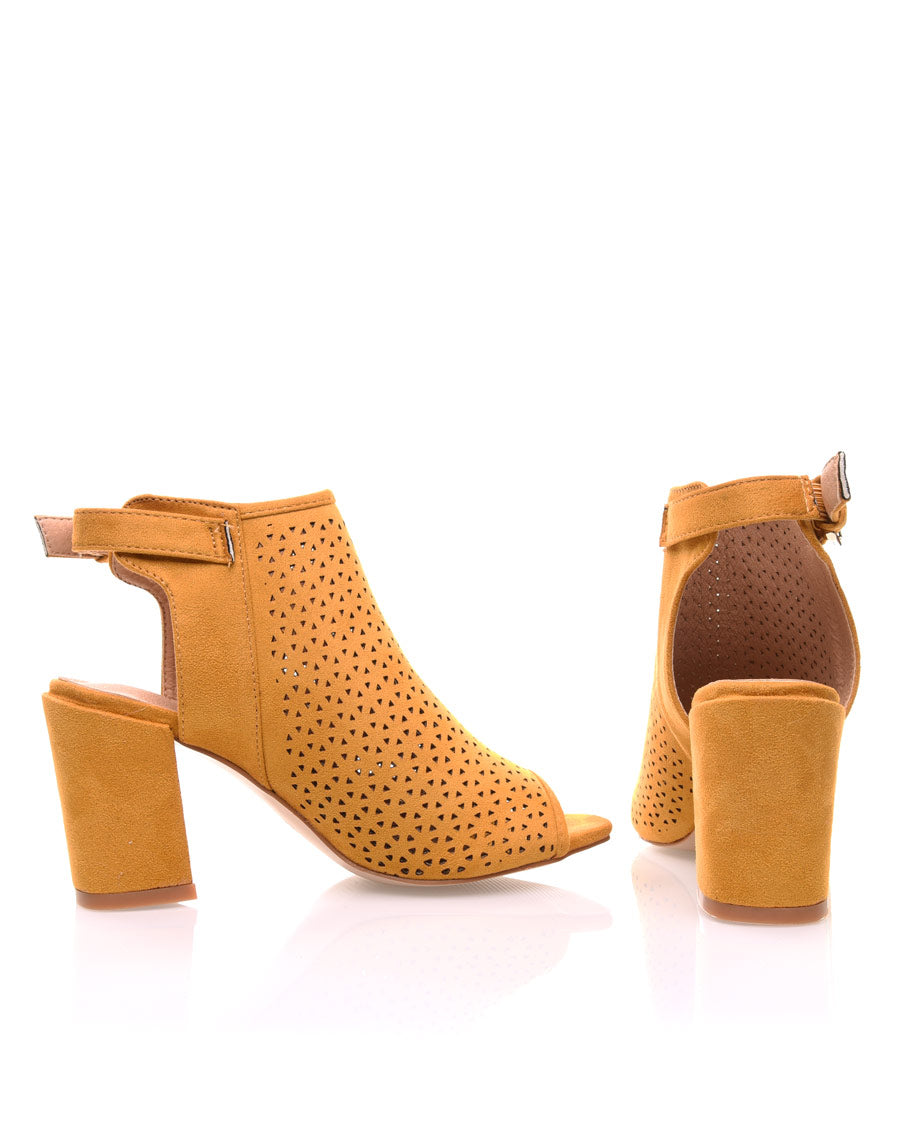 Sandales moutardes perforées à talons mi hauts
