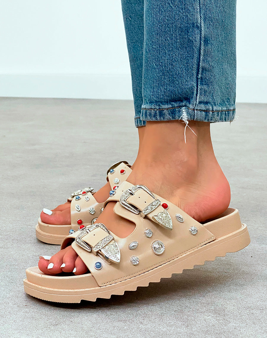 Sandales Mules Beiges Ornées de Détails Cloutés et Bijoux – Confort et Éclat au Quotidien