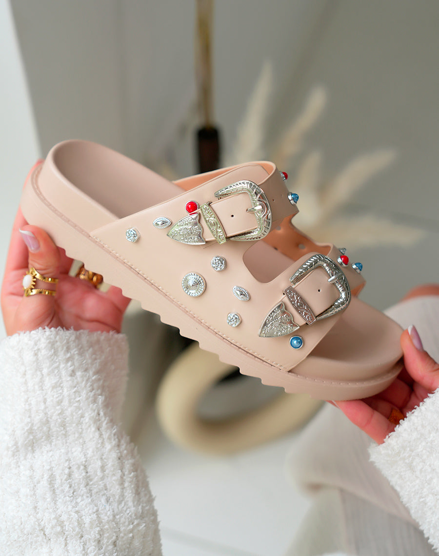 Sandales Mules Beiges Ornées de Détails Cloutés et Bijoux – Confort et Éclat au Quotidien