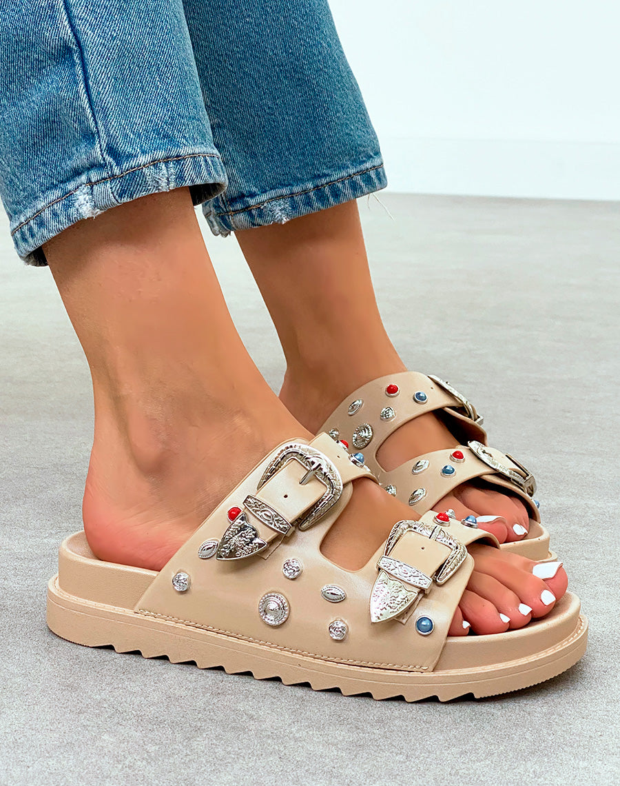 Sandales Mules Beiges Ornées de Détails Cloutés et Bijoux – Confort et Éclat au Quotidien