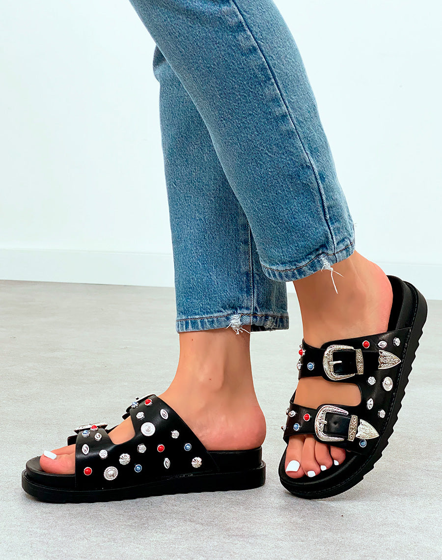 Sandales Mules Noires Femme à Sangles Cloutées et Bijoux Colorés – Audace et Style