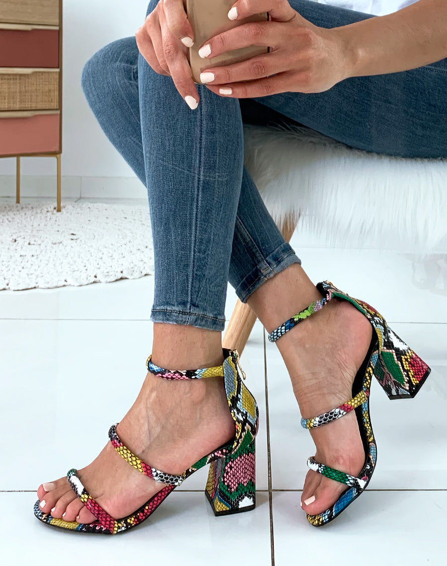 Sandales multicolores effet python à multiples lanières et à talons carrés
