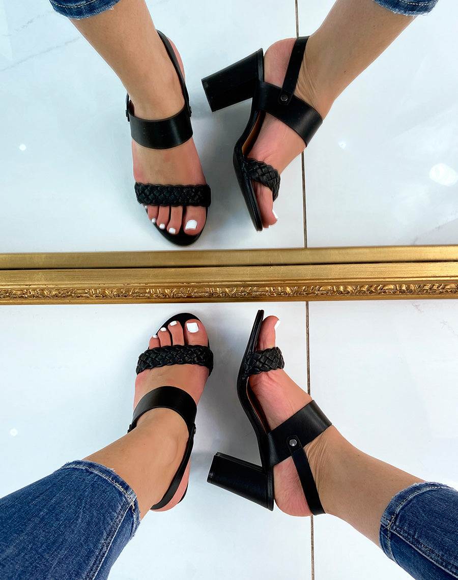 Sandales noires à bride tressé et épaisse