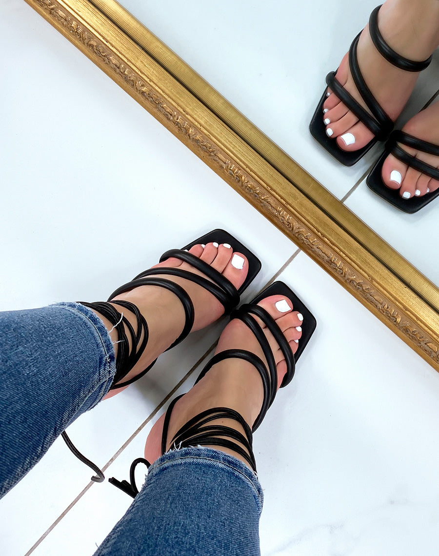 Sandales noires à brides avant épaisse et fin lacets à talon