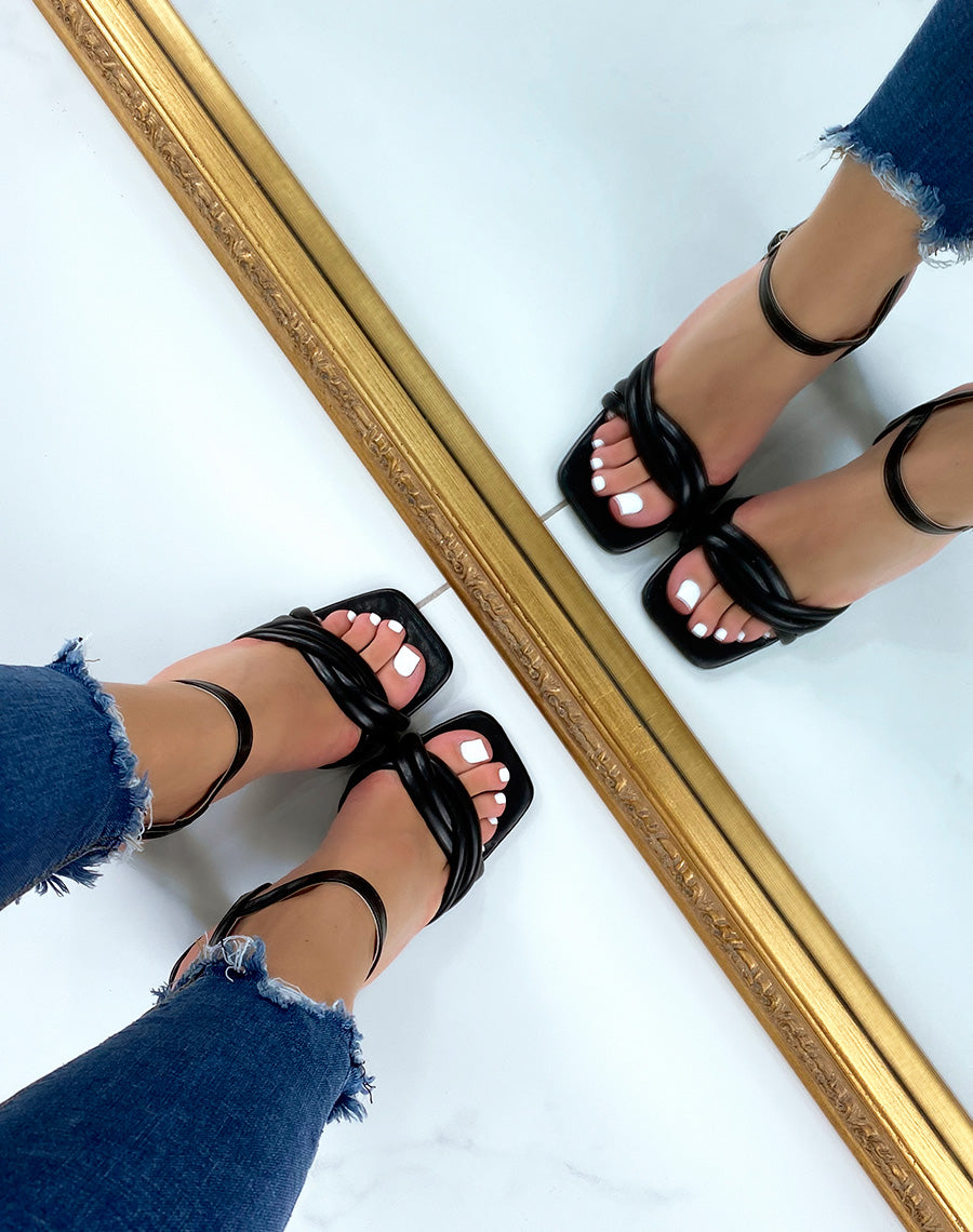 Sandales noires à brides croisées et talon carré