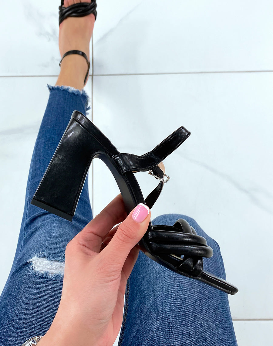 Sandales noires à brides croisées et talon carré