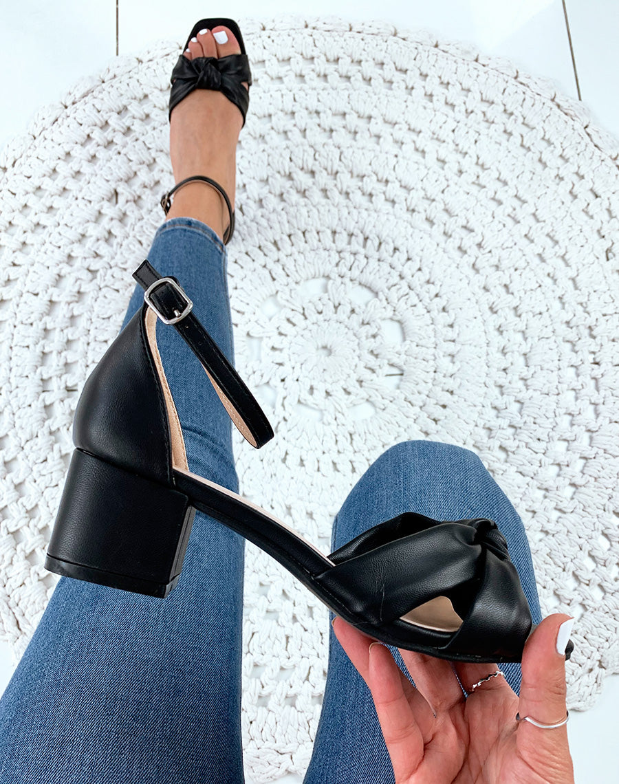 Sandales noires à brides nouées