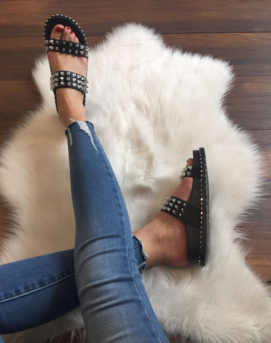 Sandales noires à clous carrés