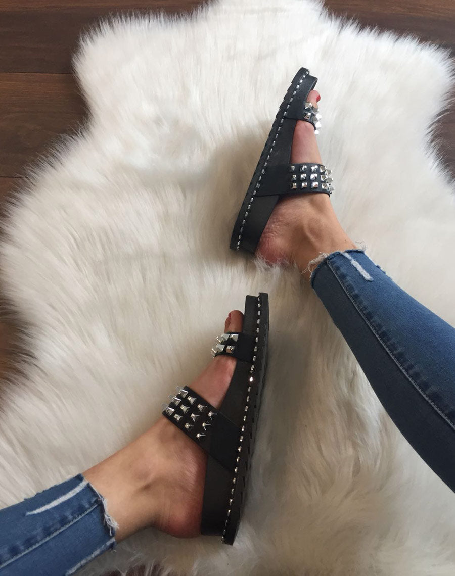 Sandales noires à clous carrés