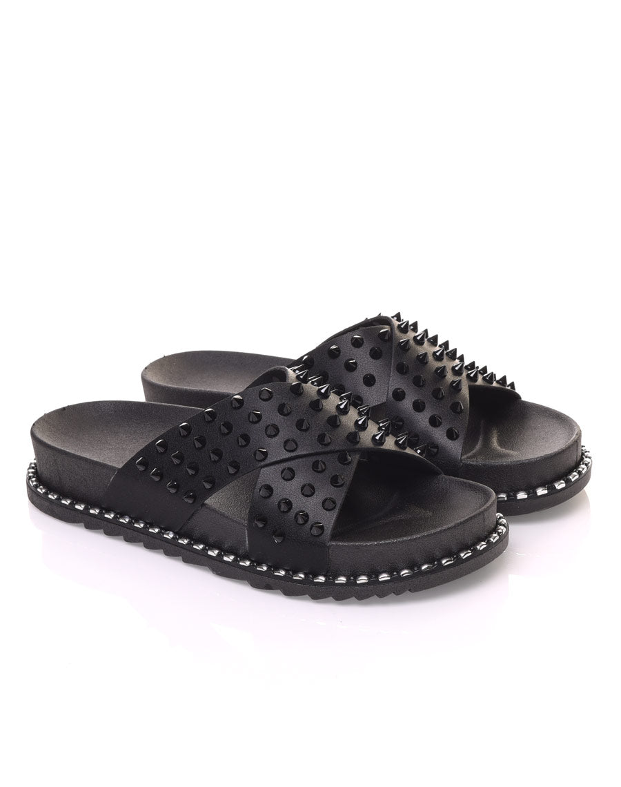 Sandales noires à clous croisés
