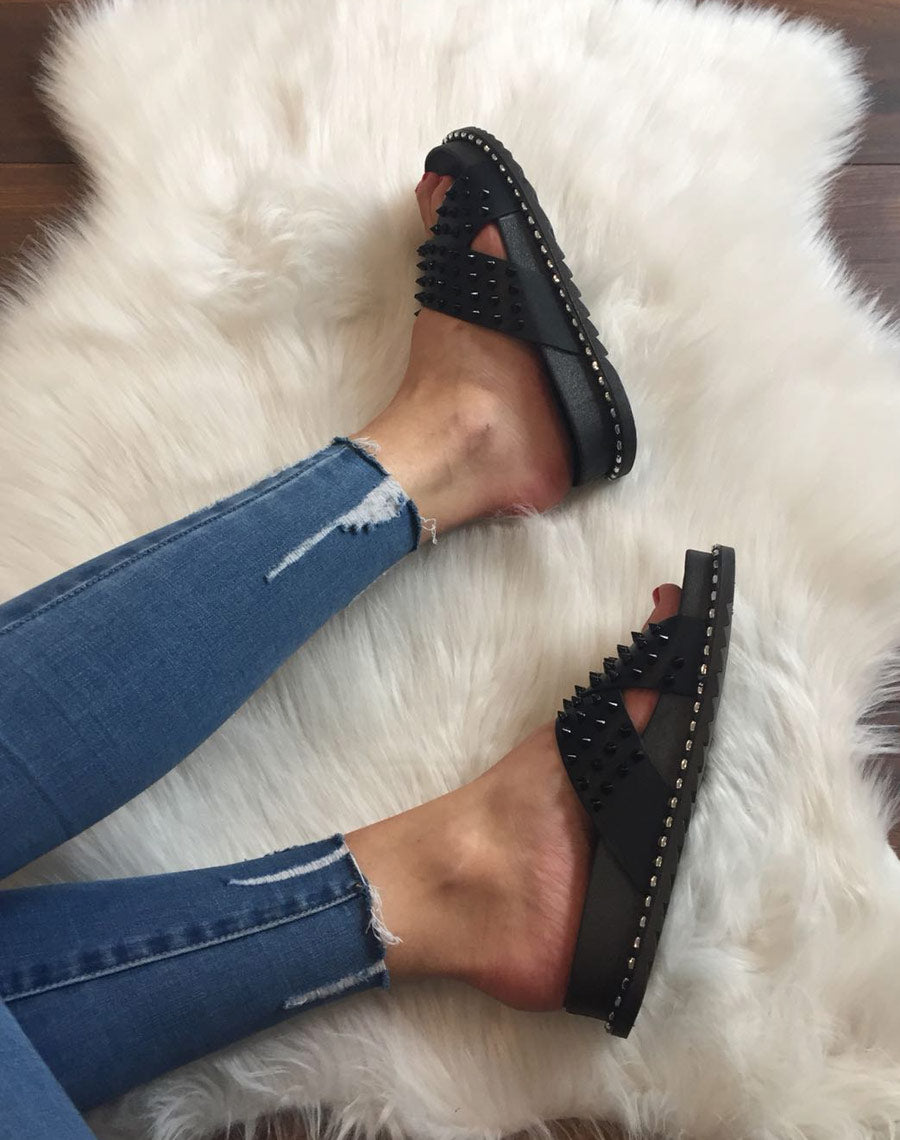 Sandales noires à clous croisés