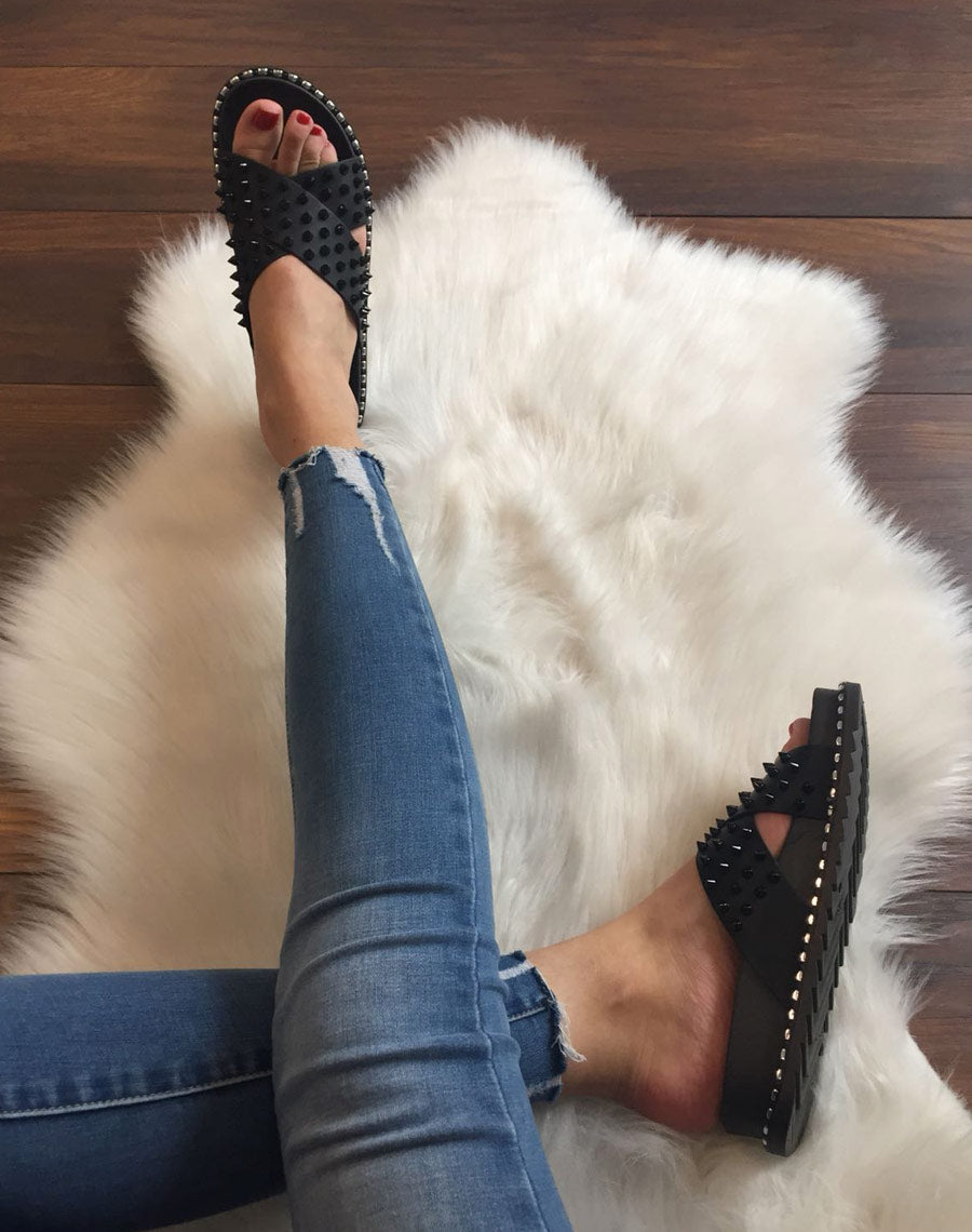 Sandales noires à clous croisés