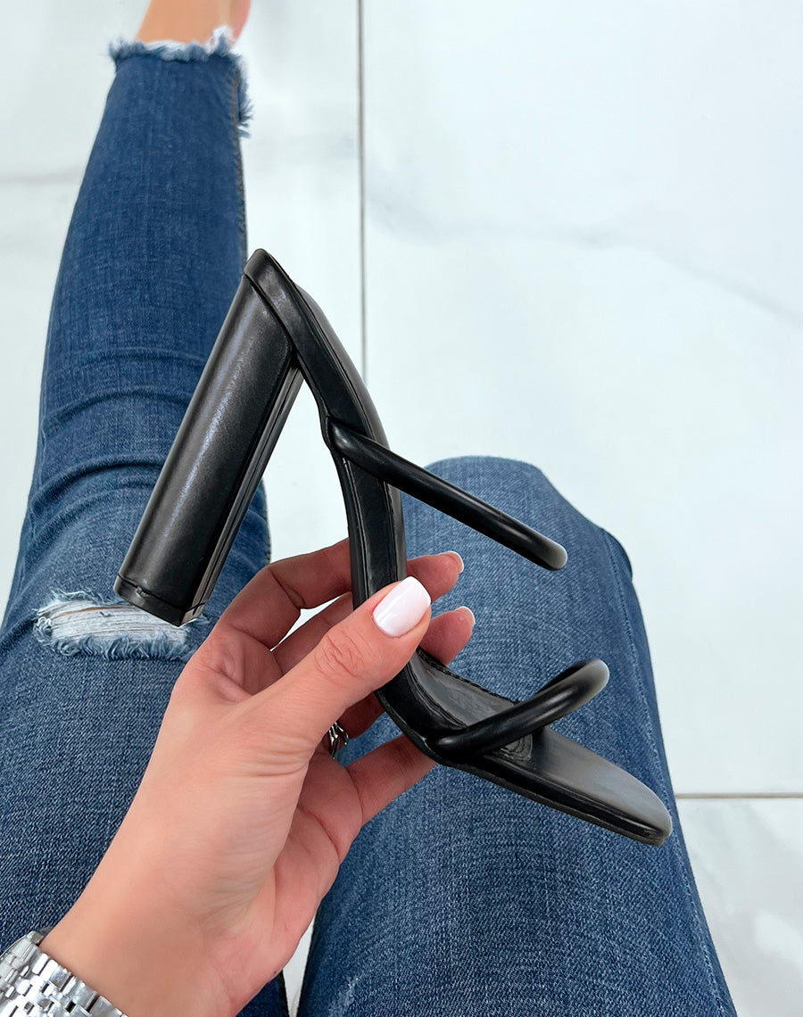 Sandales noires à double brides fines à talon