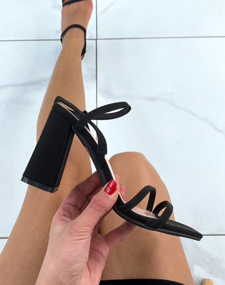 Sandales noires à doubles brides et talon épais et bout carré arrondit