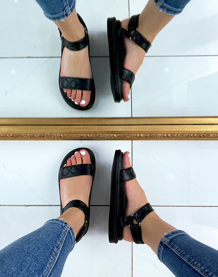 Sandales noires à doubles brides matelassées
