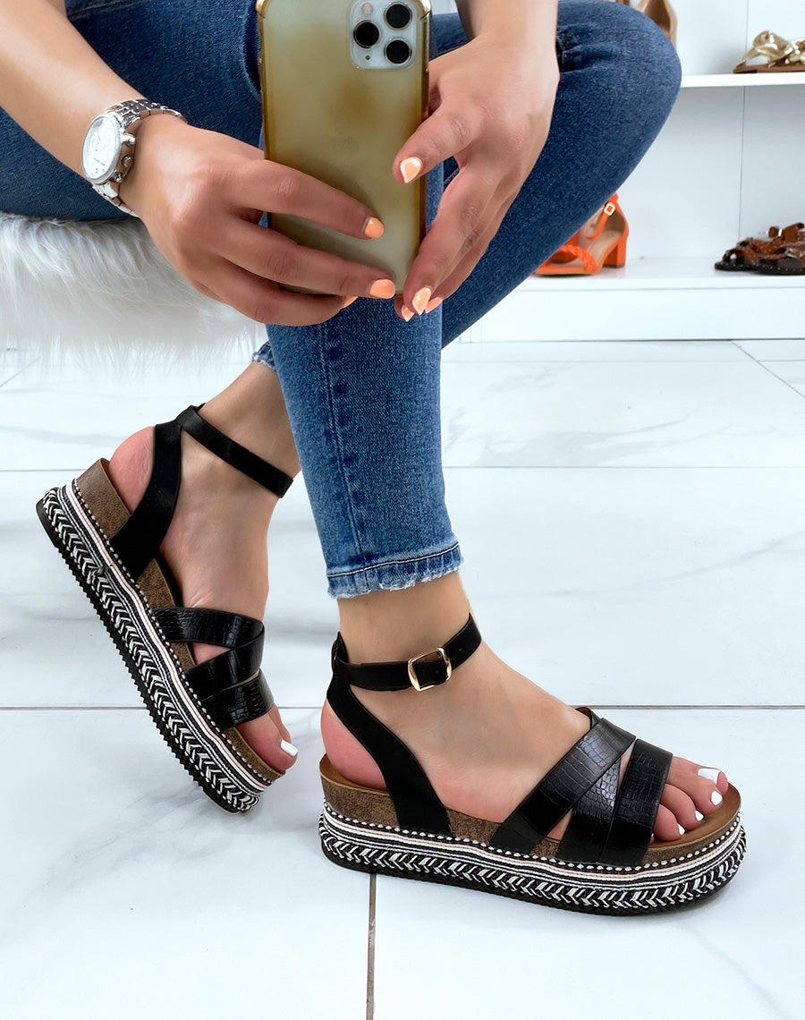 Sandales noires effet croco avec semelle épaisse et motifs aztèques