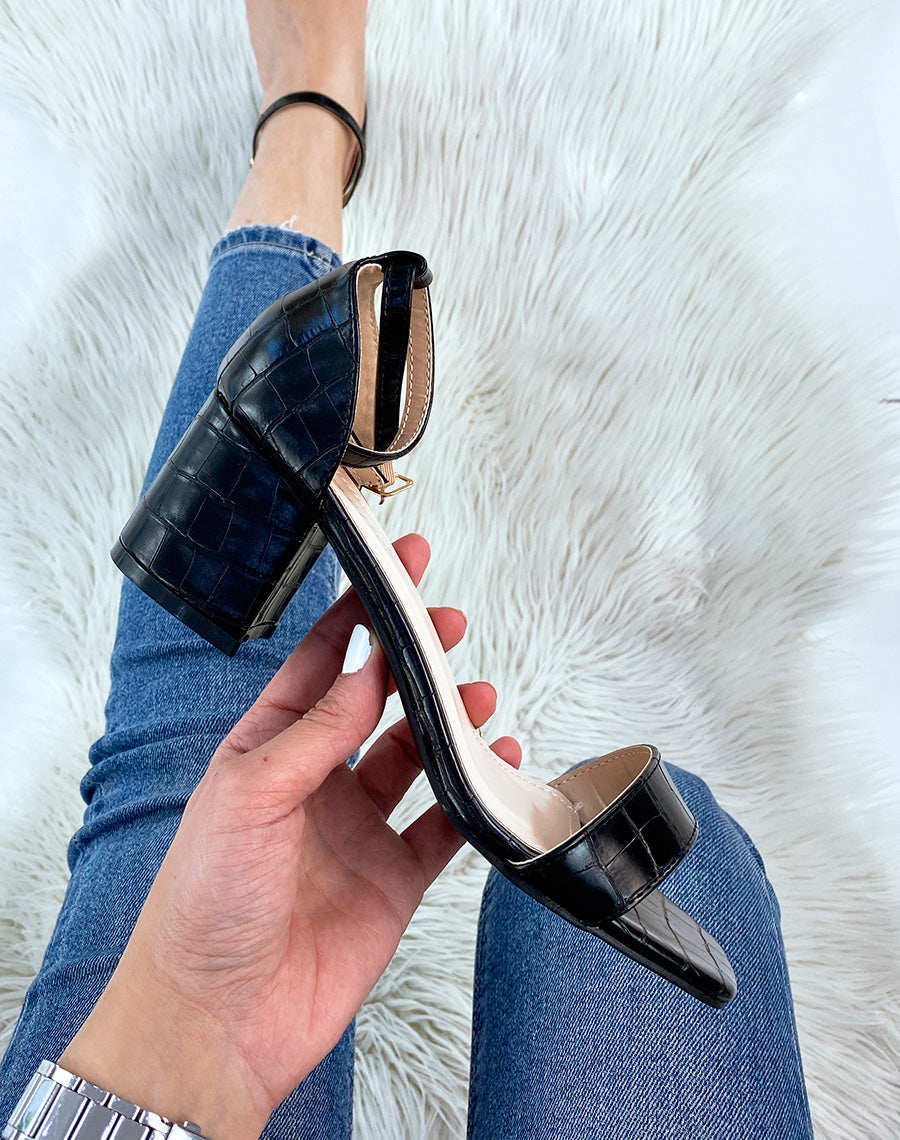 Sandales noires effet croco à petit talon