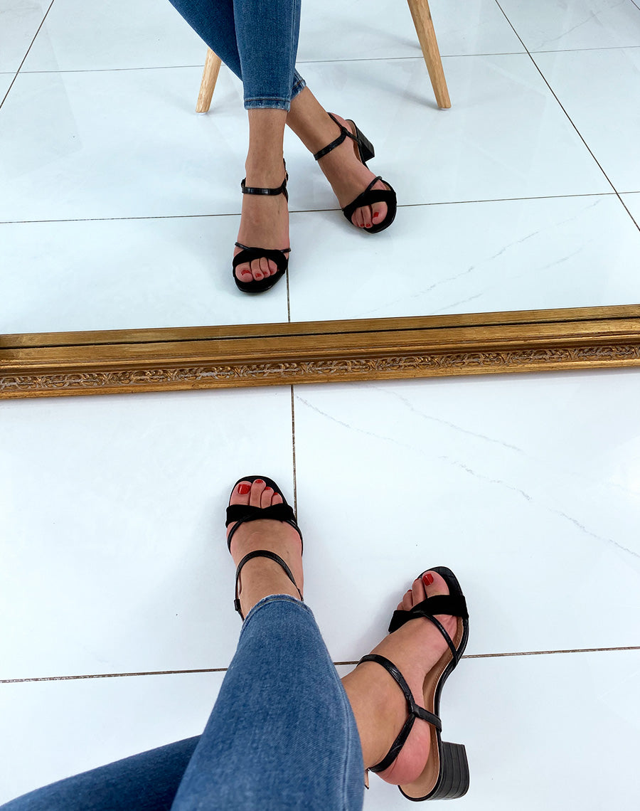 Sandales noires effet croco à petit talon et à brides entrecroisées