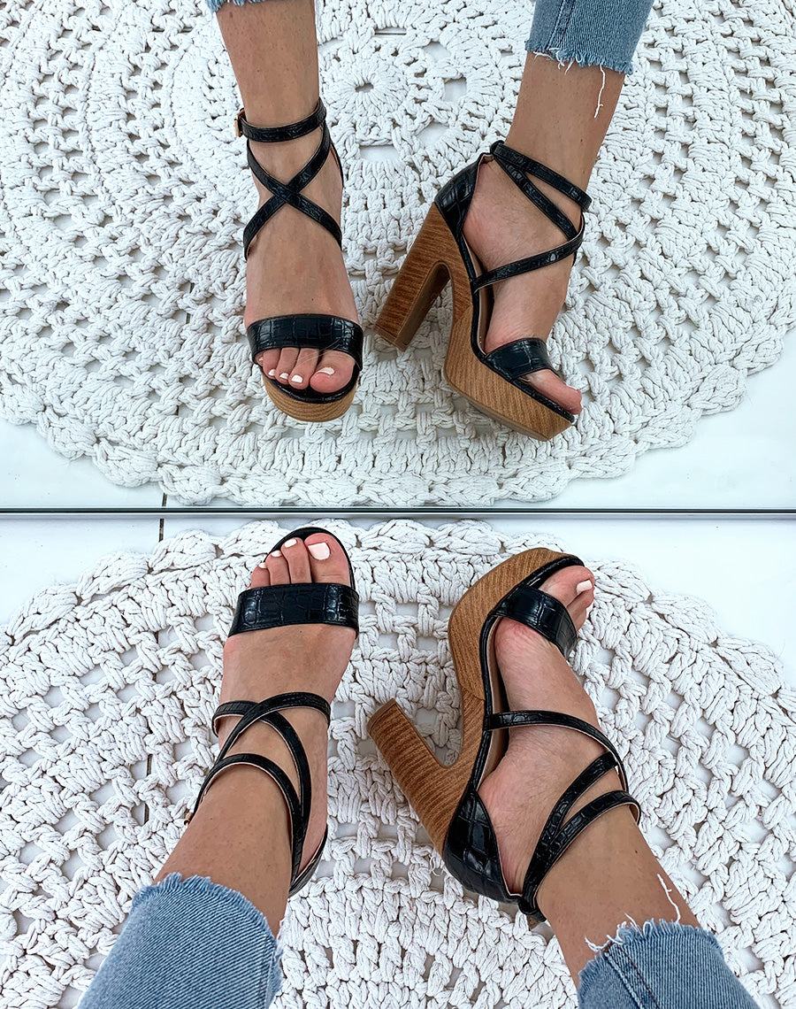 Sandales noires effet croco à talons et plateformes camel
