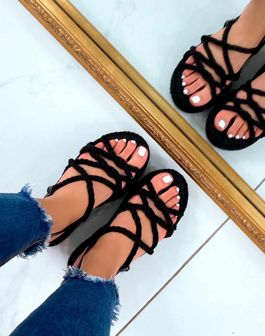 Sandales noires en corde entrecroisées
