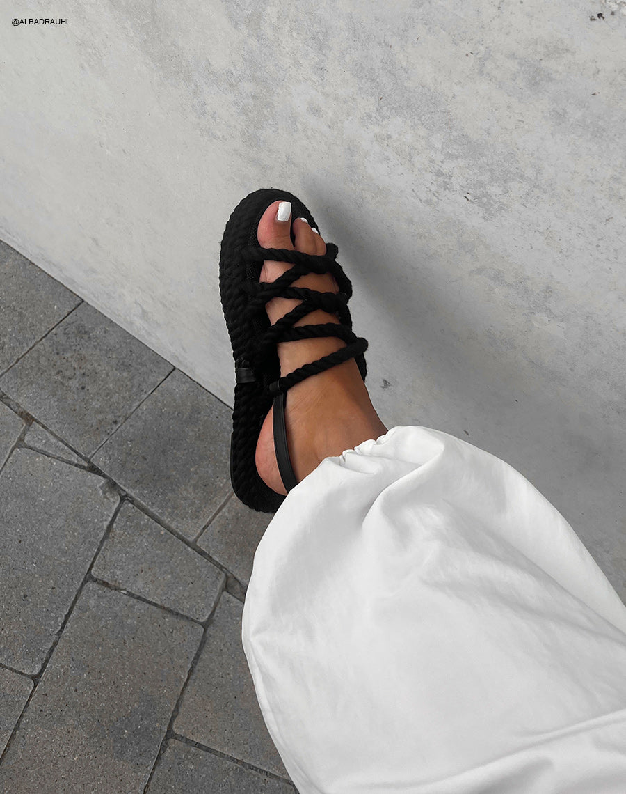 Sandales noires en corde entrecroisées