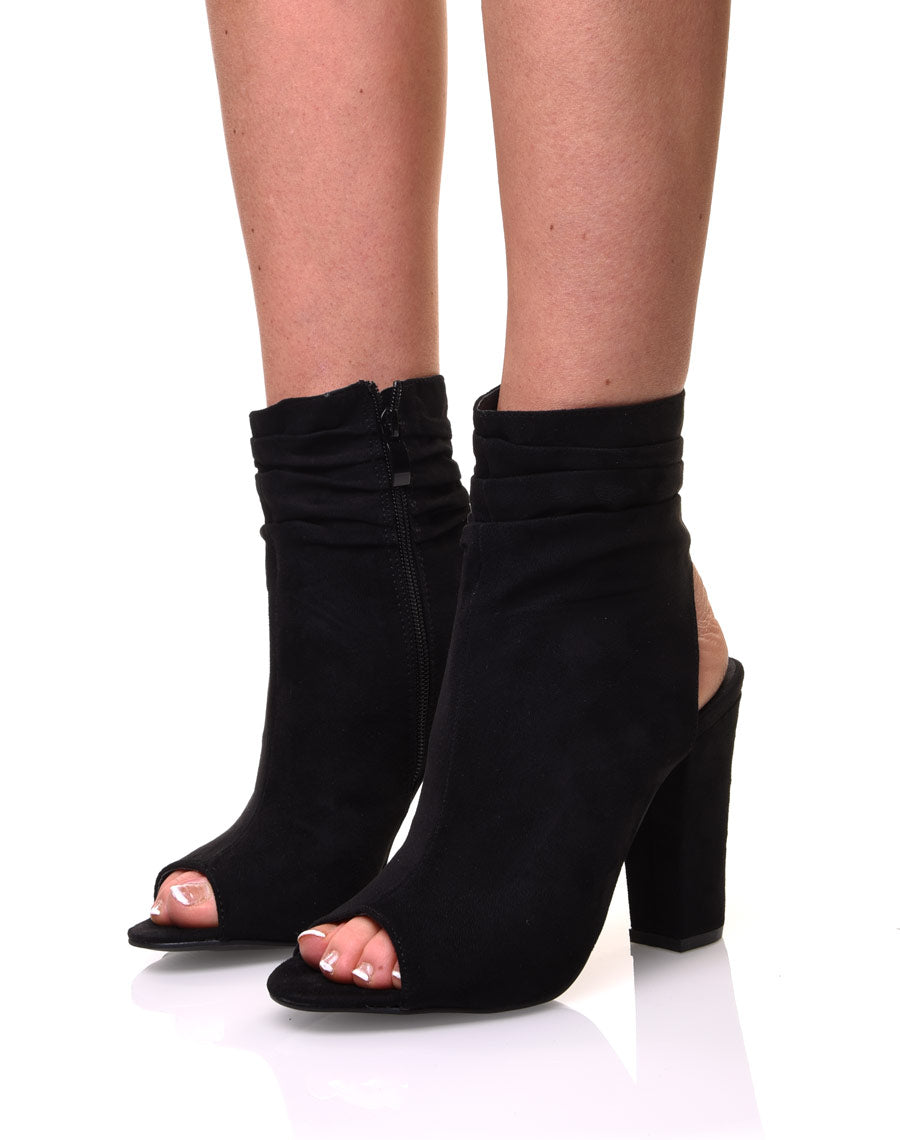 Sandales noires en suédine et à talons hauts