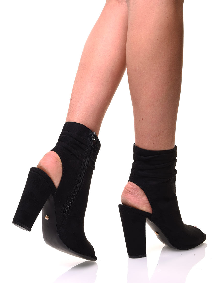Sandales noires en suédine et à talons hauts