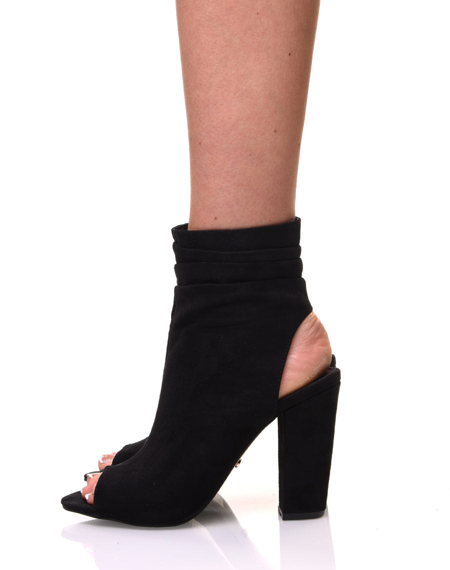 Sandales noires en suédine et à talons hauts
